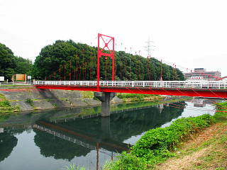 公園の西側と東側を結ぶ吊り橋