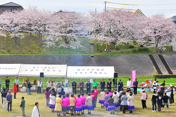 満開の桜の下で開会式