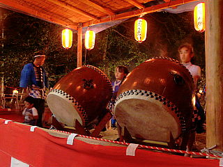 火祭りを盛り上げる太鼓の演奏