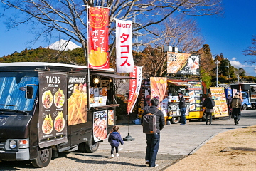 ���������t�߂ɃL�b�`���J�[�Ȃǂ��o�X