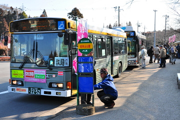 駅と公園を結ぶ周遊バスが運行される