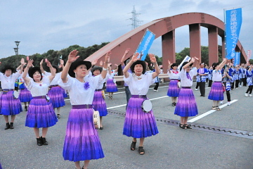 富士ばやし・富士サンバを踊る参加者