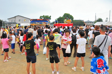 祭り会場の小学校グラウンド