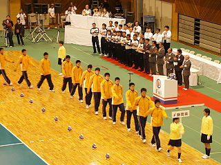 拍手に送られて退場する静岡県選手団