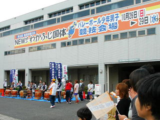 最終ランナー到着を待つ富士体育館