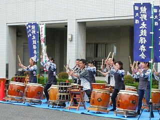 富士体育館で演奏する熊野太鼓