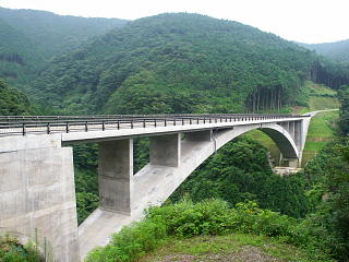 2003年3月に完成した須津渓谷橋