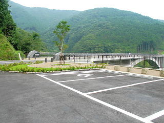橋の手前には駐車場が整備されている