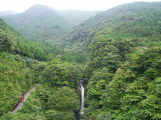須津渓谷橋から愛鷹連峰と滝を眺める