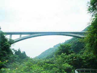 須津渓谷橋を見上げる