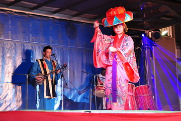 沖縄伝統芸能「琉神」の演技