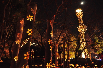 竹灯篭と電飾された火の見櫓の風景