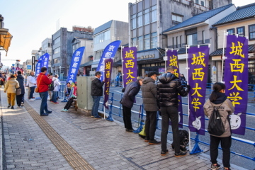 スタート前の神田通り 各大学の応援幟が立つ