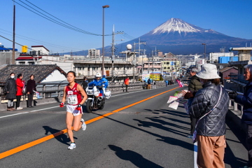 区前半 富士山をバックにトップを走る立命館大