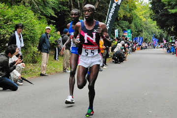 17km付近 ダニエル選手(日大)とオムワンバ選手(山学大)のトップ争い