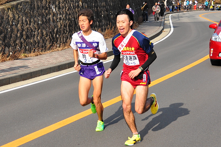 関東学連選抜の選手と共に10番目で最高地点付近を通過する村山選手