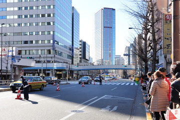 10区田町駅前 都会の大通りと沿道の人垣