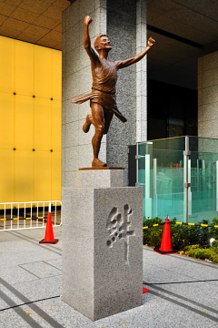 読売新聞本社ビル前に完成した90回大会記念のブロンズ像「絆」