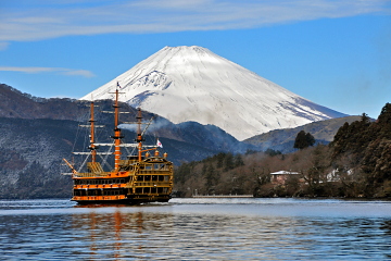 元箱根芦ノ湖畔からの富士山と海賊船の風景