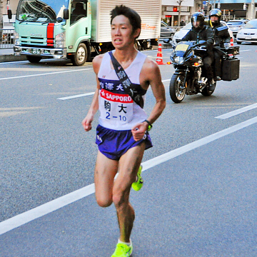 10区田町駅付近の黒川選手 堅実な走りで2位をキープして大手町へ