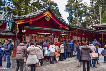 初詣客で賑わう箱根神社
