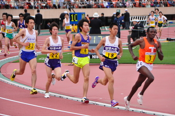 2部10000m決勝 レース中盤 先頭集団に駒大の村山・中村選手