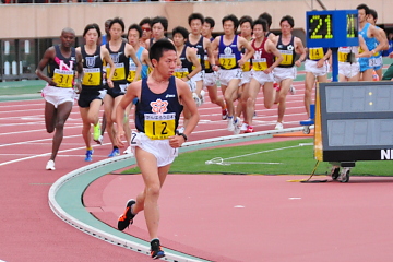 1部10000m決勝 レース前半 集団から抜け出た服部選手(日体大)