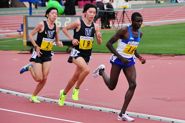 1部10000m決勝 レース終盤 オムワンバ選手(山学大)と設楽兄弟(東洋大)による熾烈なトップ争い