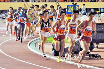 400m 村山選手(城西大)が集団の先頭