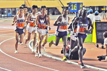3600m オムワンバ選手(山学大)が先頭を引っ張る