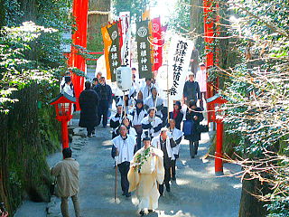 箱根神社の参道を進む