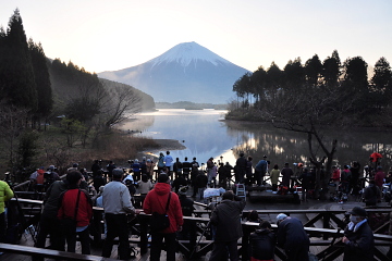 ダイヤモンド富士の眺めが良い田貫湖休暇村前の展望デッキ