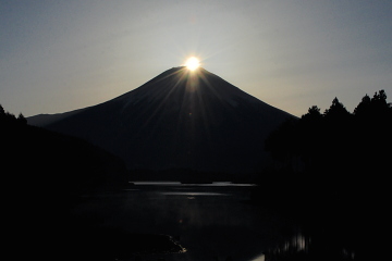 山頂から太陽が光り輝くダイヤモンド富士の瞬間