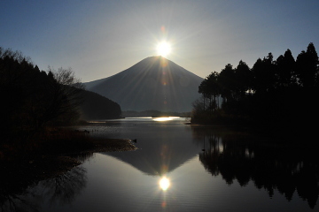 鏡のような湖面に映る「ダブルダイヤモンド富士」