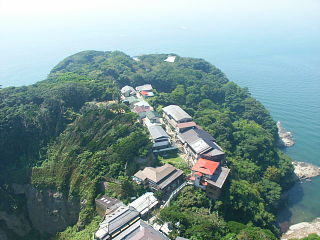 江の島展望灯台から岩屋方面を眺める
