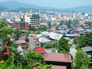 高台から高山市街地を眺める