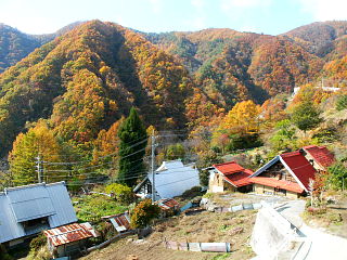 天目の集落と山々の紅葉
