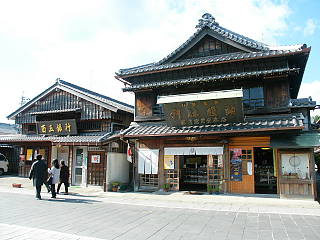 「百五銀行」の建物(左)も昔風