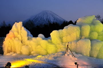 夕暮れ時 ライトアップされる樹氷と富士山の風景