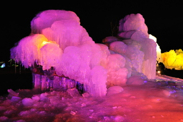 ライトアップされて幻想的な雰囲気の樹氷