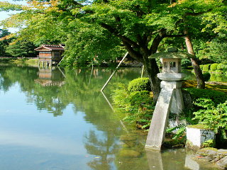兼六園 徽軫灯籠と霞ヶ池の風景 (写真クリックで公式サイト)