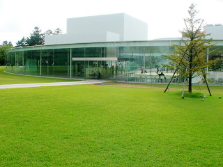 金沢21世紀美術館 (写真クリックで公式サイト)