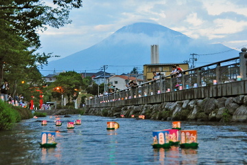 富士山をバックに流れる灯籠