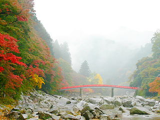 川原に降りて待月橋と紅葉を眺める