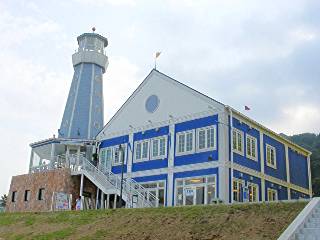 灯台が目印の「ポートセンター」