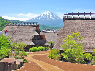 西側の茅葺き集落と富士山
