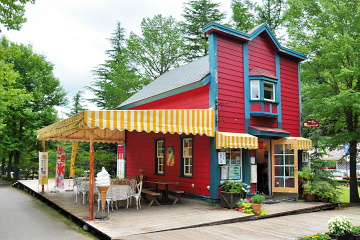 緑豊かなカナダ村のカフェテラス