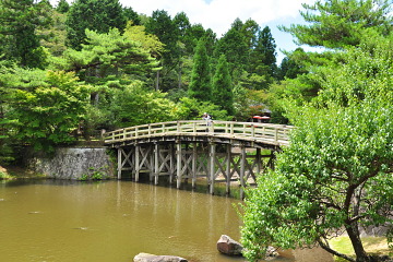 日本庭園の池にかかる錦橋