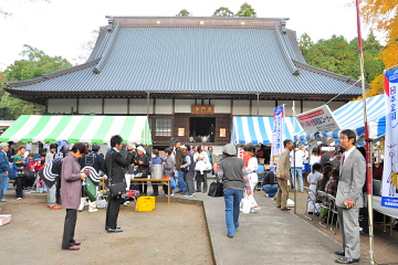 祭り会場の西山本門寺