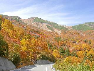 乗鞍岳と紅葉の風景